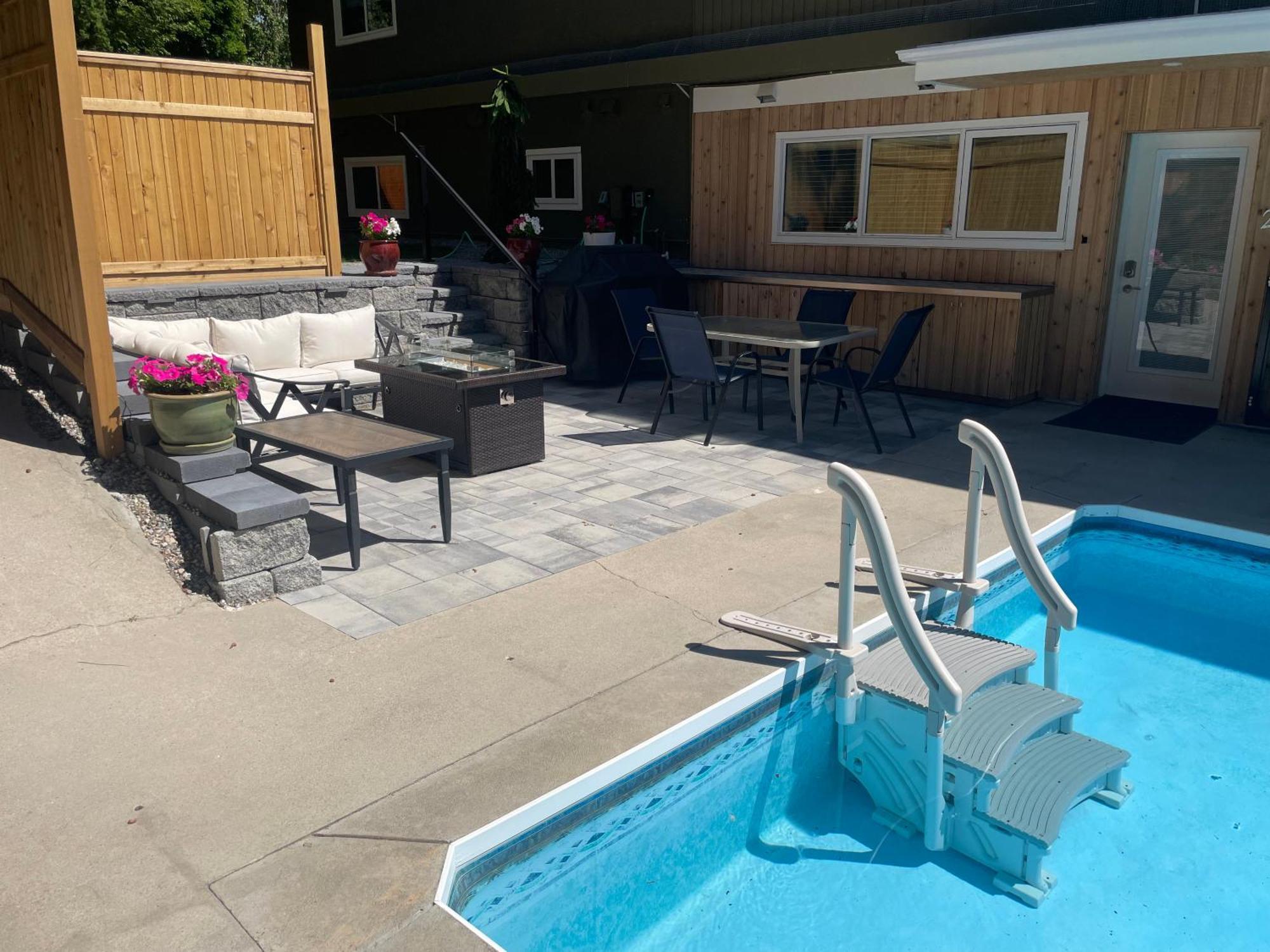 Bright Poolside Walkout Two Bedroom Basement Suite In The Okanagan Πέντικτον Εξωτερικό φωτογραφία